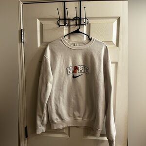 NIKE~WHITE GRAPHIC SWEATSHIRT~M